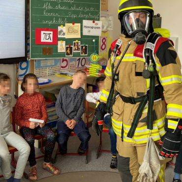 Feuerwehr besucht Grundschulklassen