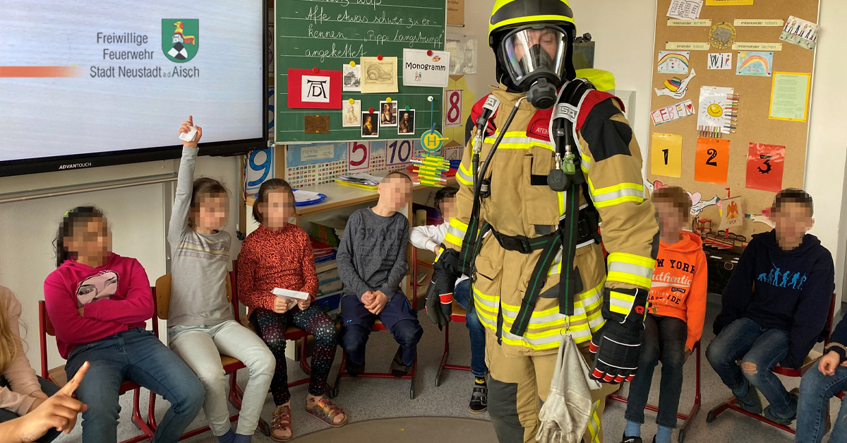Feuerwehr besucht Grundschulklassen