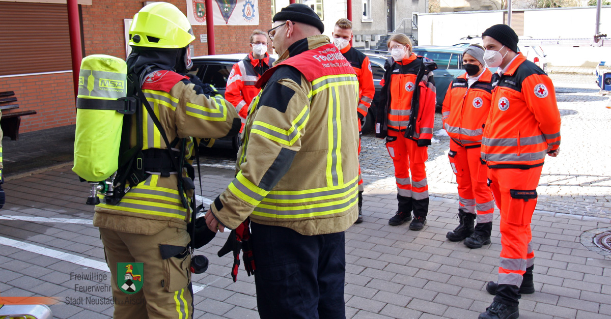 Notfallsanitäter in Ausbildung erkunden Feuerwehr