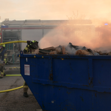 Container in Vollbrand (01.05.2023, 19:47 Uhr)