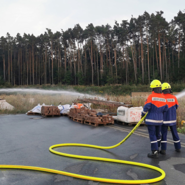 Feuerwehrjugendgruppe funkt und löscht