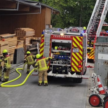 Gemeinschaftseinsatzübung: Brand eines Holz verarbeitenden Betriebes
