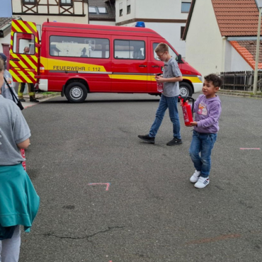 Kinder basteln „Feuerlöscher“