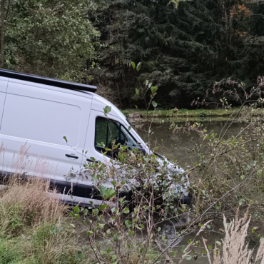 Fahrzeug in Weiher (20.10.2025, 17:12 Uhr)
