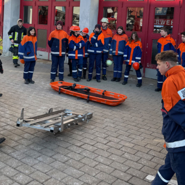 Spineboard, Schleifkorbtrage und die Drehleiter …