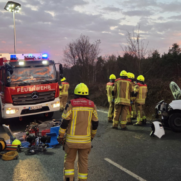 Verkehrsunfall, Person eingeklemmt (19.12.2025, 07:29 Uhr)