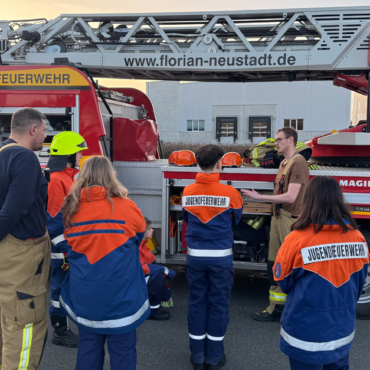 Jugendfeuerwehrübung: Drehleiter, Löschfahrzeug und mehr