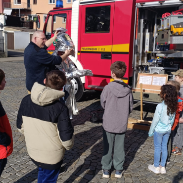 Fahrzeugkunde bei der Kinderfeuerwehr