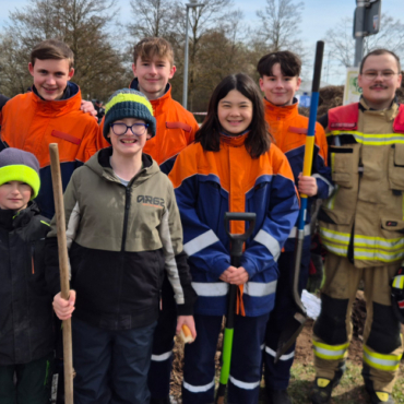 Feuerwehrnachwuchs pflanzt Bäume