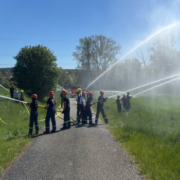 Jugendfeuerwehren üben zusammen