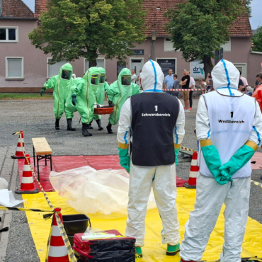 Fahrzeugschau und spannende Gefahrgutübung